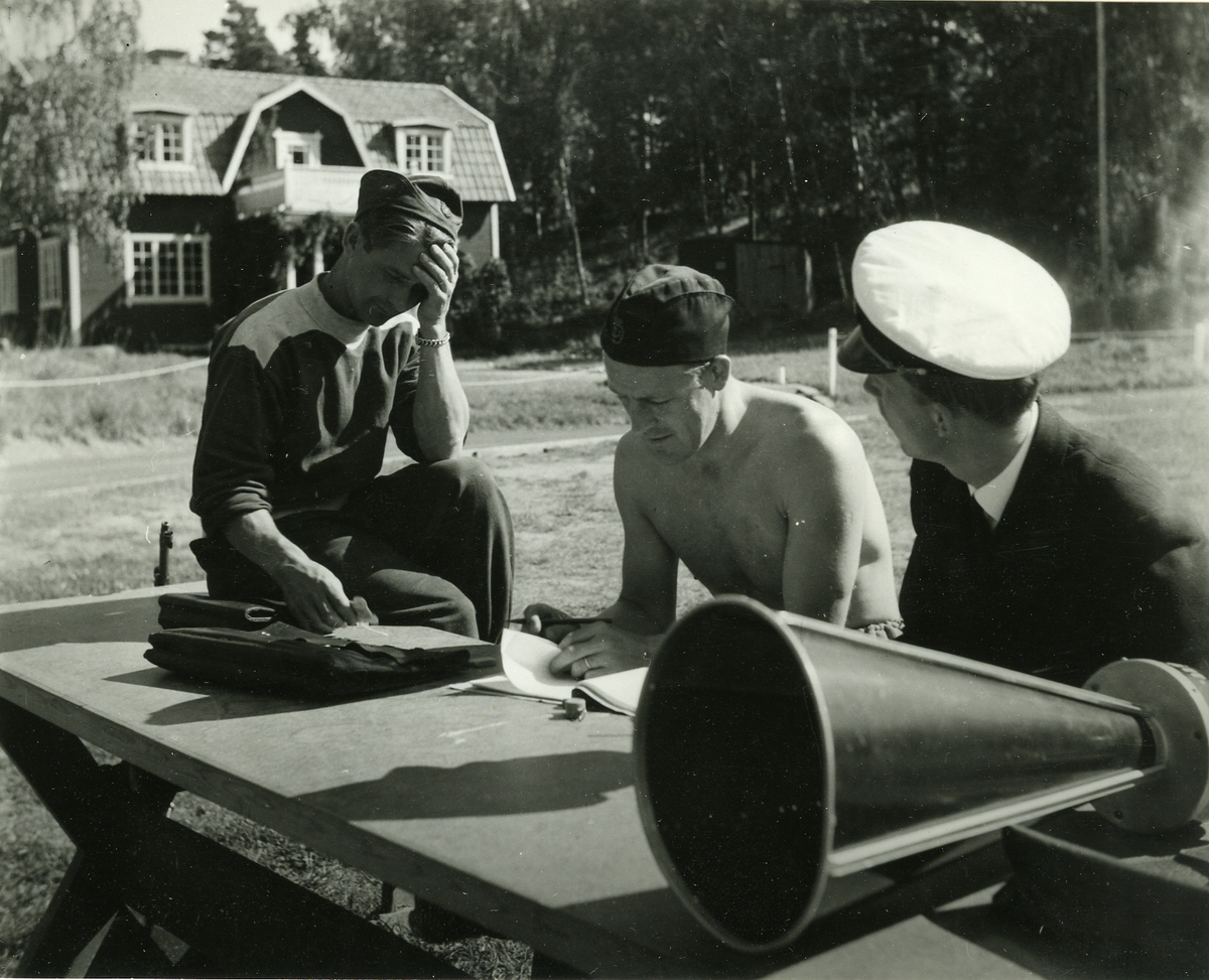 Kustflottans tävlingar år 1949. Tävlingsfunktionärer vid protokollen.