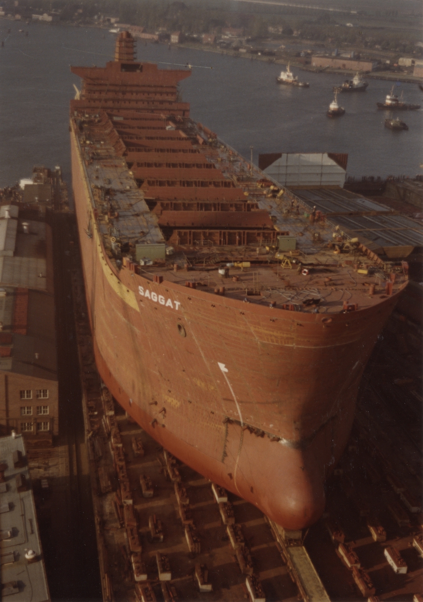 Malmtankfartyget SAGGAT av Stockholm. Sjösättning, 1976.
