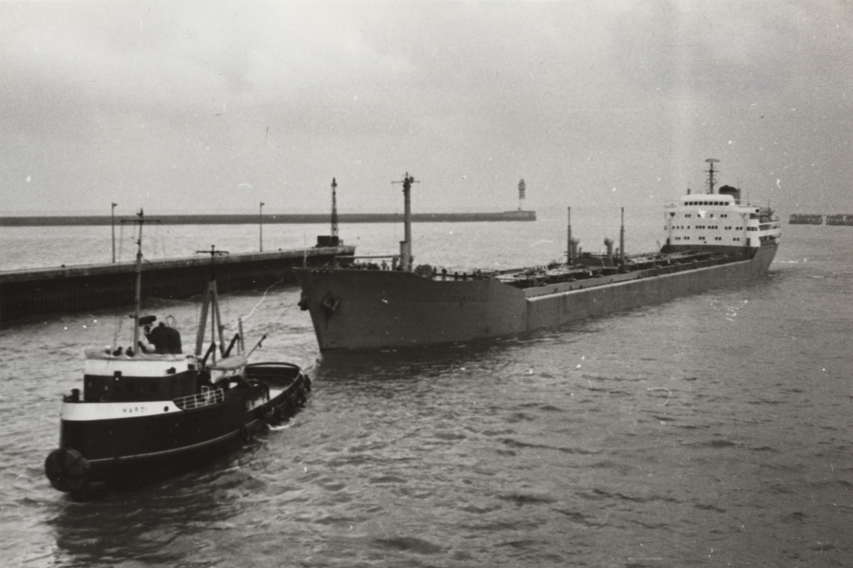 Malmtankmotorfartyget VIRIS av Stockholm i Dunkerque den 22 dec. 1960.