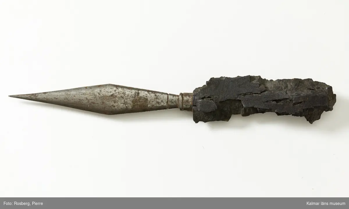 KLM 34791:123, Brevkniv, av metall. Bladet, rombiskt. Skaftet troligen en bit av en granat.