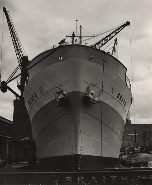 Lastmotorfartyget BRAVO av Oslo i East India Dock, London 1954.