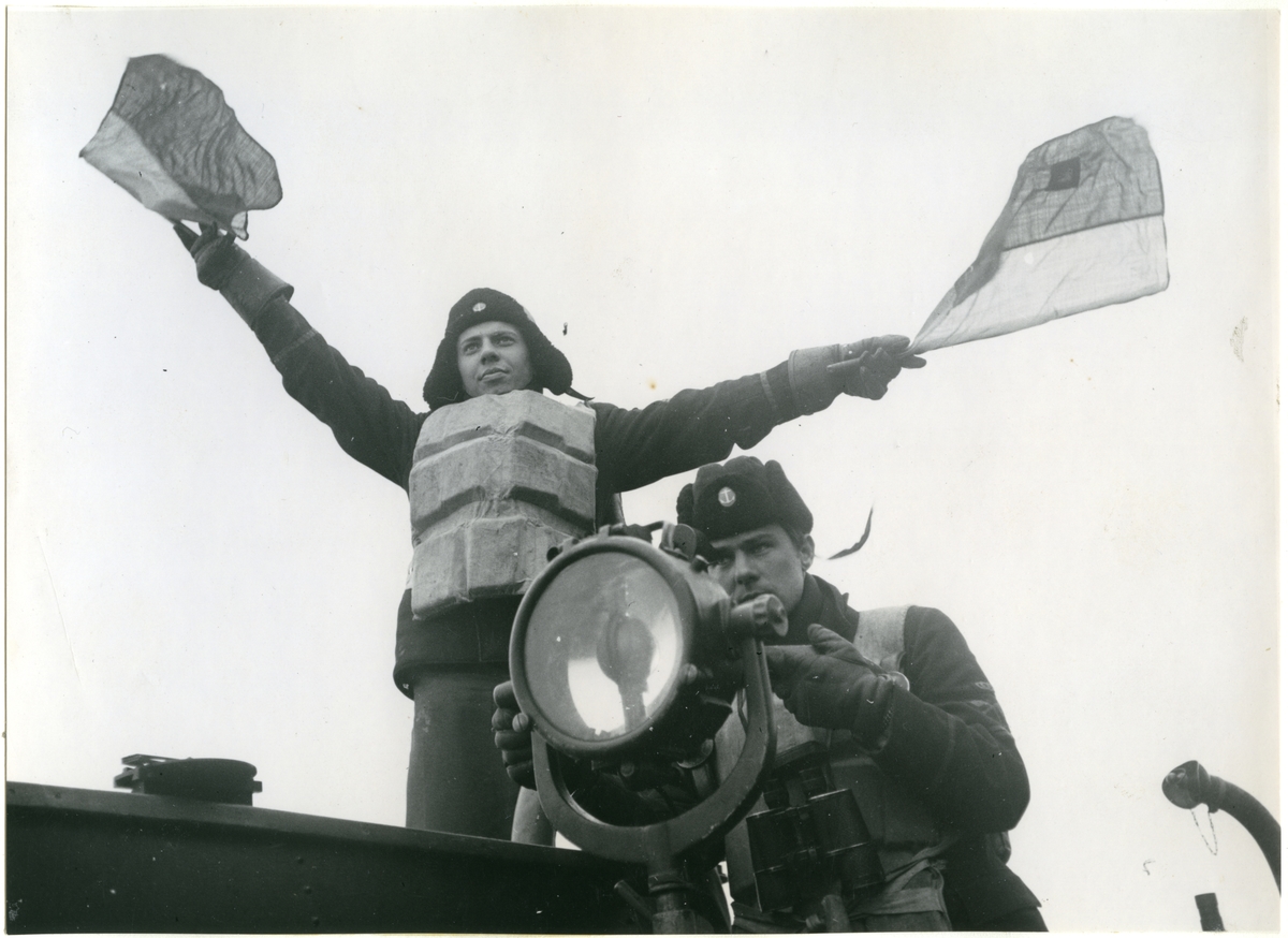 Signalering: semafor och morse ombord på jagaren Mjölner, mars 1945.
