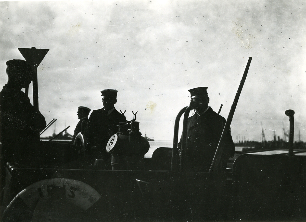 Torpedbåten Iris. Gruppbild ombord i torpedskoleavdelningen och i kustflottan 1913.