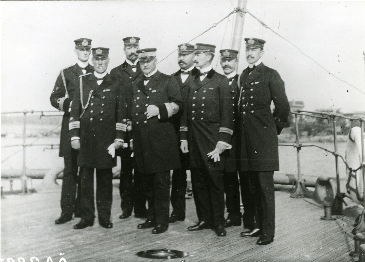 Gruppbild ombord på ett pansarskepp.