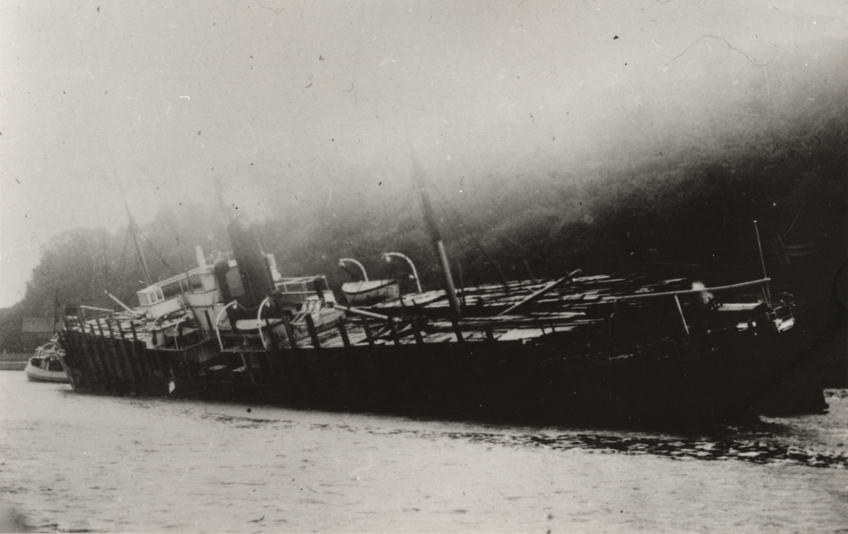 Lastångfartyget PAULA FAULBAUM. [Bilden visar fartyget, någon gång mellan 1908 och 1934, i norsk ägo och under annat namn, oklart vilket.]