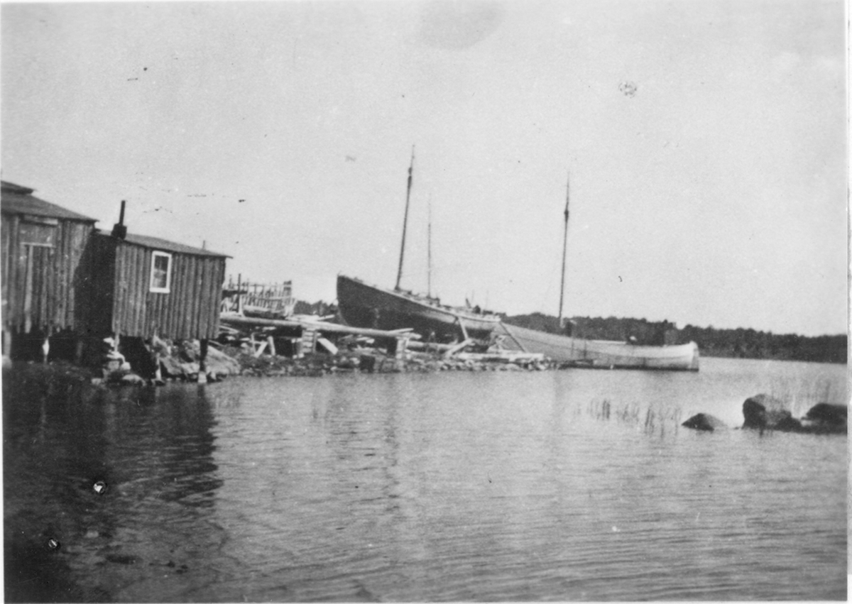 Albert Svenssons varv 1936. karlskrona lotsbåt på slip för reparation. Trålaren Ramona från Hasslö sjösatt och ligger för utrustning.