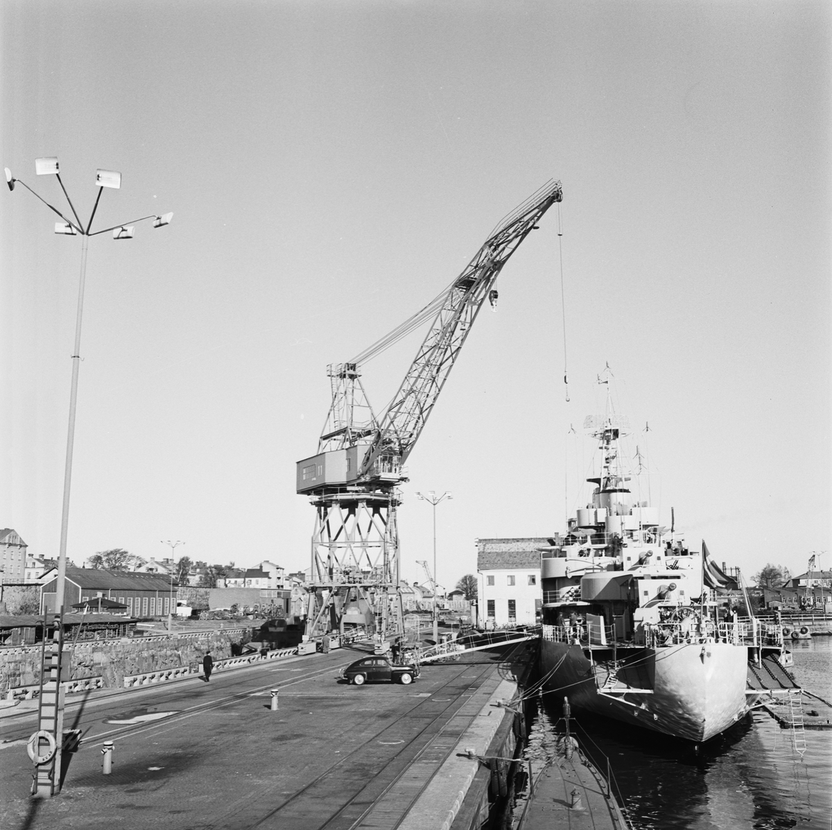 Liggande i hamnen är HMS Älvsnabben M01