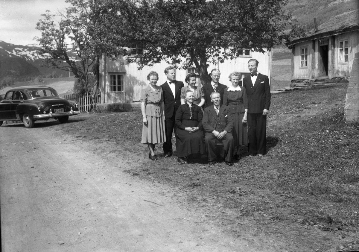 Gruppebilde med drosjen til Ola Klepp nr.F.31093 cevrolet 1951 model.
Sitjande framme frå v.Oline Jordheim Viljugrein og Andres Viljugrein.
Bak frå v.Guro,Svein, Margit, Trond, Gunhild og Asbjørn.