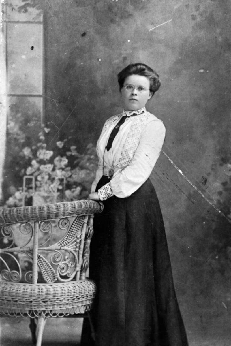 Ragna Evensdatter Raknerud f.1882, Raknerud søndre, Helgøya. Reiste til Amerika i 1905 og bodde i Montana. Gift der med John Swanson.