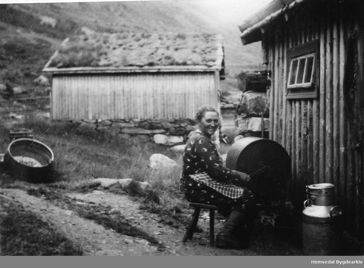 Margit Finset 71/1  (1893-1970)  med kinna i Hydalen i Hemsedal, ein gong på 1950-talet.