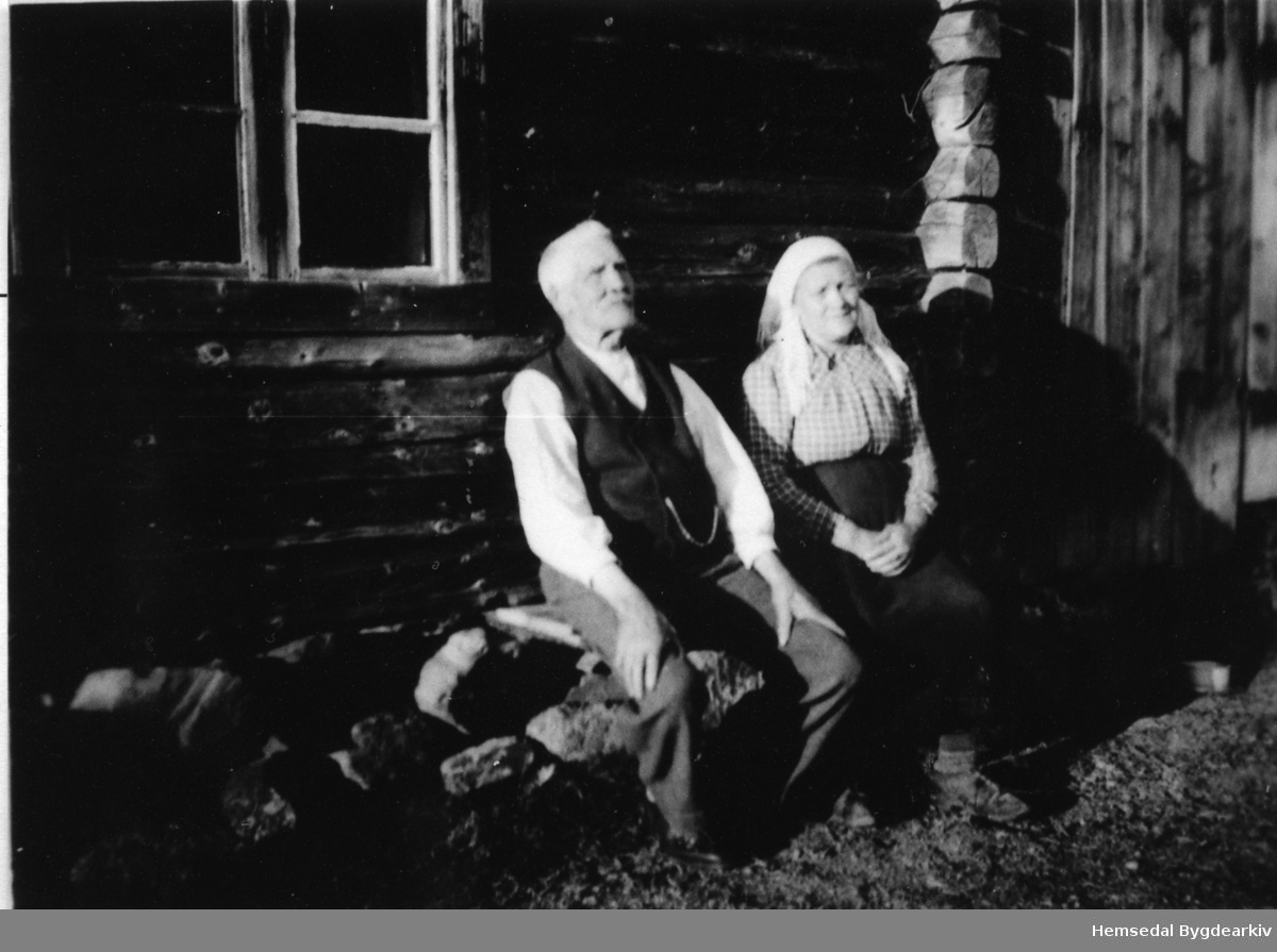 Ola Solheim og Anne Solheim ved Teigabua på Krosstølane (Dialekt: Teigabue på Krosstølo),ca. 1945