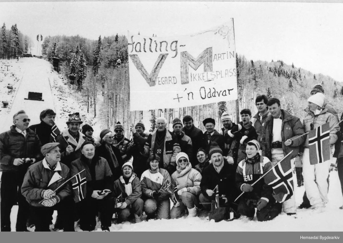 VM på ski i Oberstdorf i 1987.
I gruppa med hallingar er Knut Solheim fremst til venstre. Elles er Ivar Halbjørhus i bakerste rekkje rett  under "+-teiknet" på plakaten
