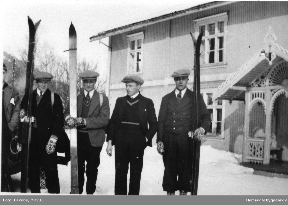 Hemsedøler på skirenn. Her utanfor Øye Hotell på Nes i Hallingdal i 1936-37.
frå venstre: Ukjend, Ingvar Båste, Knut Berg og Knut Solheim.