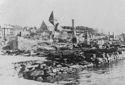 Kristiansund i ruiner etter bombing 1940. Nordlandet kirke (