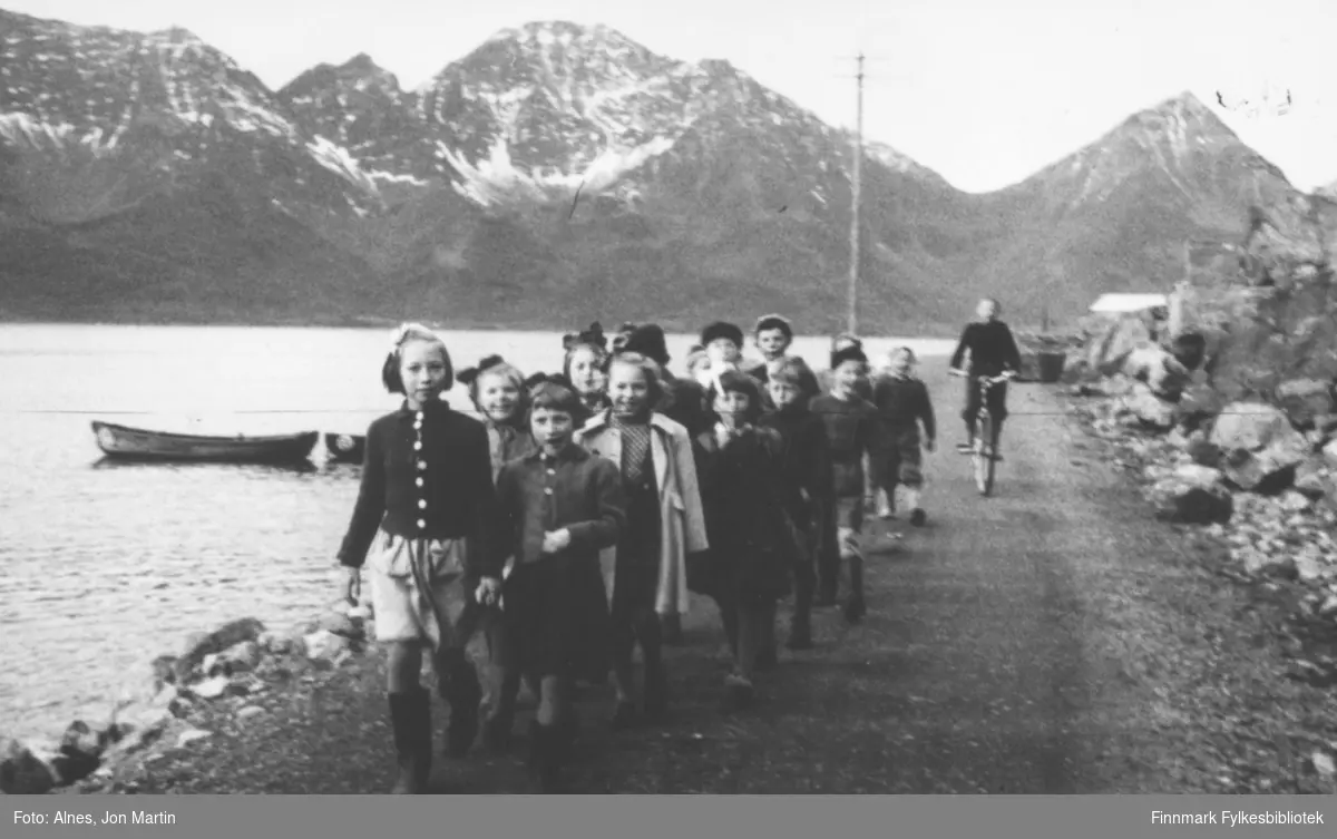3. klasse, Øksfjord barneskole, på tur gjennom Vassdalsura, høsten 1953