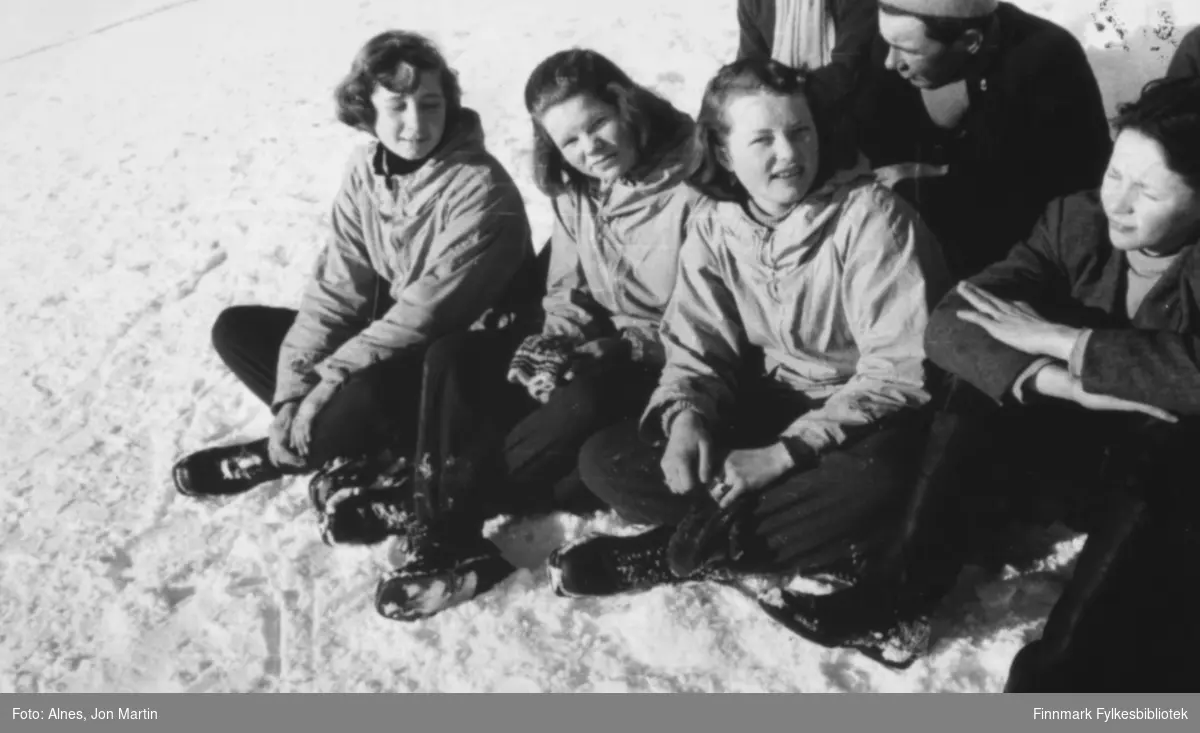 De koste seg i påskesola, 1954. Fra venstre: Janne Håkonsen, Lillemor Pedersen, Nan Kiil, Oddvar Jensen. Bak: Adolf Pedersen. Bildet er tatt foran den nye barneskolen i Øksfjord