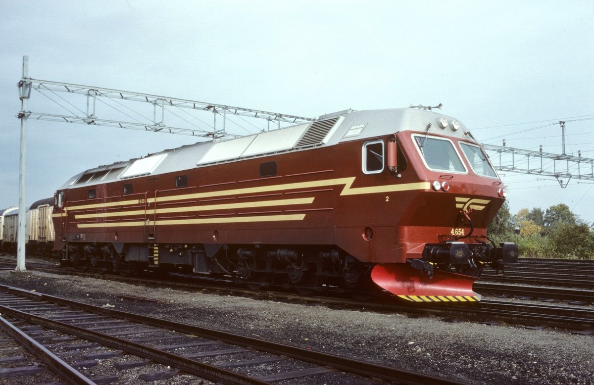 Nytt dieselelektrisk lokomotiv NSB Di 4 654 på Marienborg.