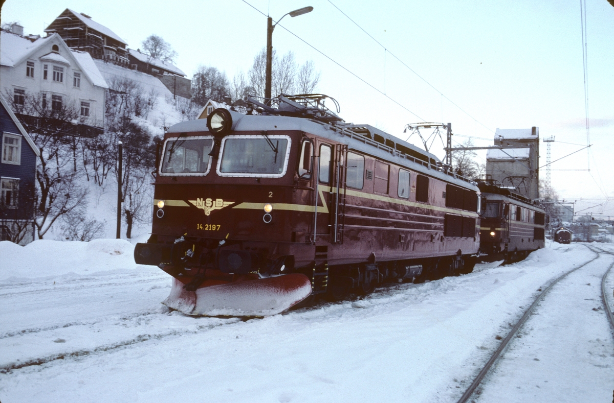 NSB elektrisk lokomotiv El 14 2197 etter gjenoppbygging etter ulykken ved Nypan i mars 1981, på vanntårnsporet i Marienborg. Første El 14 med nye vinduer uten gitter. 2197 var for øvrig også med på Tretten-ulykken i 1975, og ble også da gjenoppbygget.