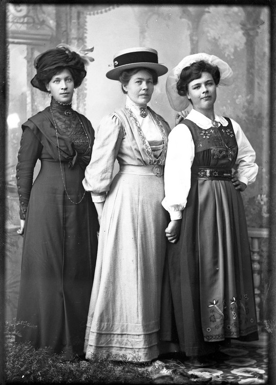 Porträtt av tre kvinnor