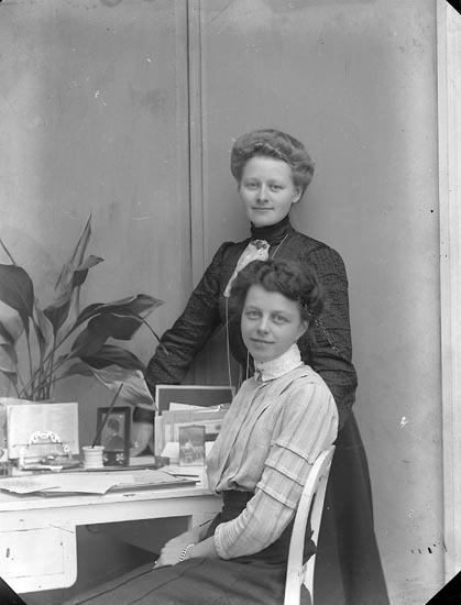 Fotograf  Ingeborg Enander och Helga Bäfverfeldt, självporträtt 1909