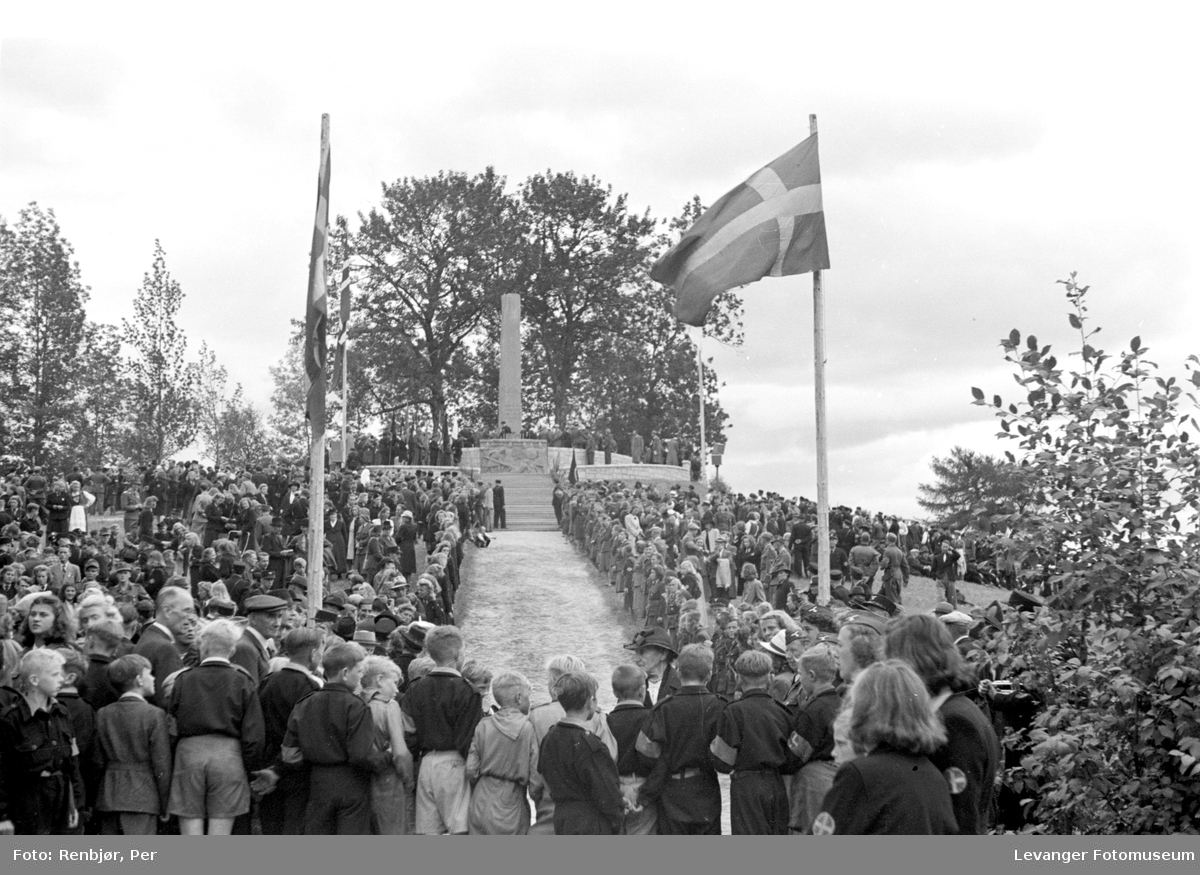 Fra Nasjonal Samlings stevne, riksmøte, på Stiklestad 1944. Barne- og ungdomshird.