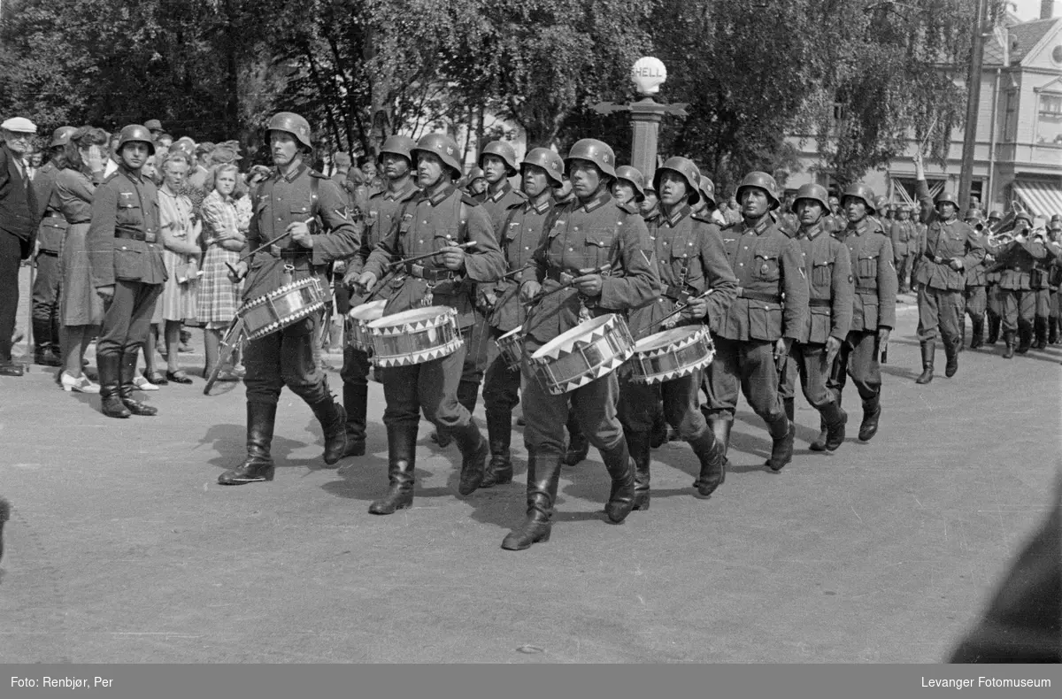 Tyske tropper marsjerer i Levangers gater.