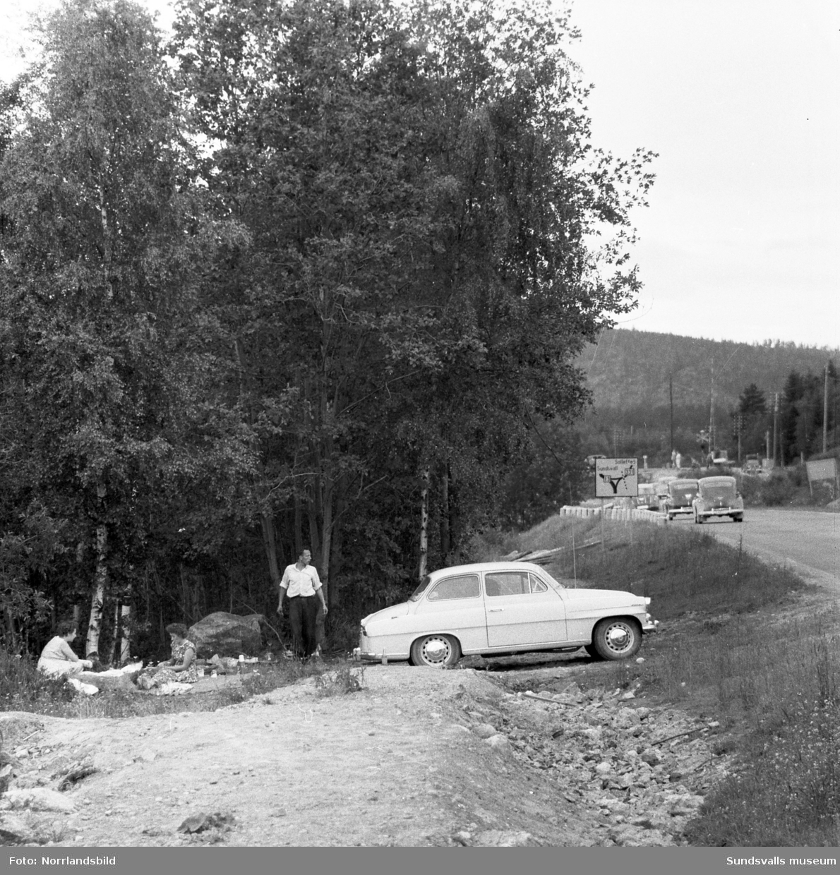 Ett sällskap på genomresa tar matrast vid vägkanten invid gamla Riks13 vid Stavreviken.