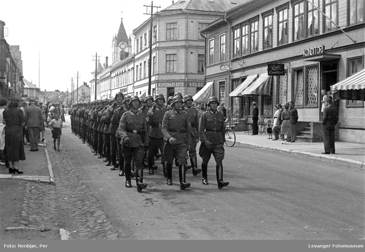Tyske tropper marsjerer nedover hovedgata i Levanger mot Torvet