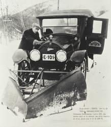 1919 modell Cadillac med snøplog i Gausdal