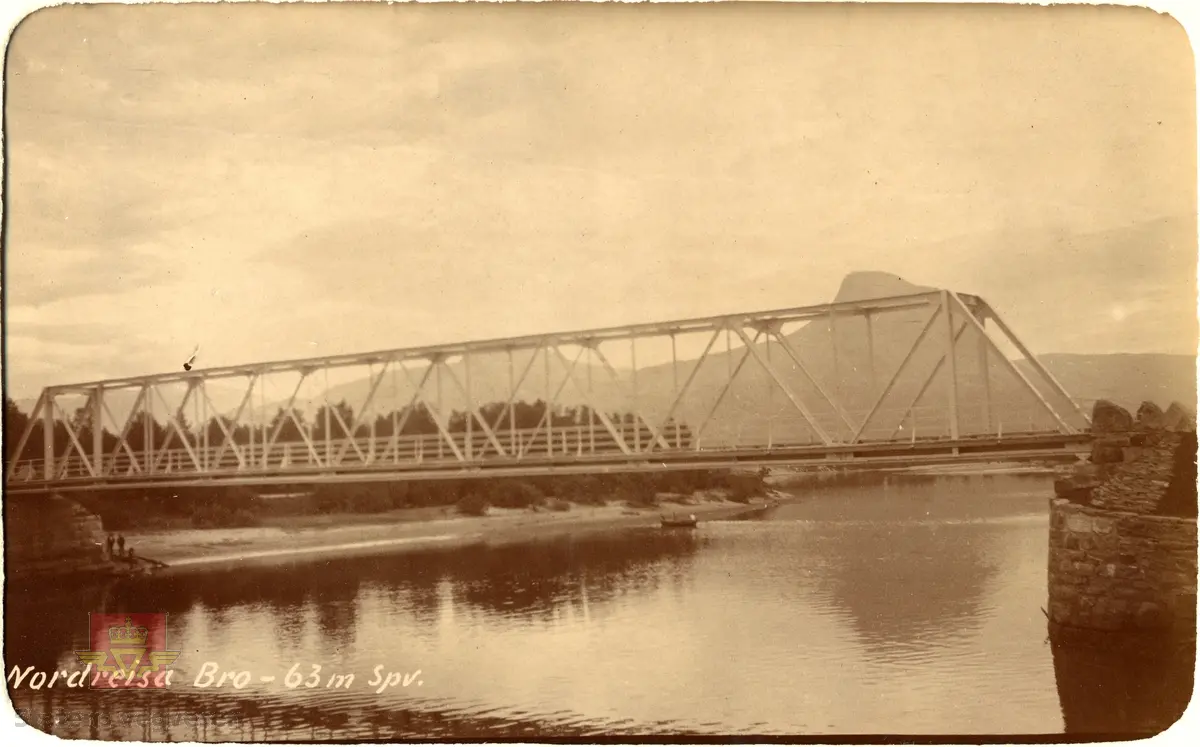 Tekst på bildet: " Nordreisa Bro - 63m spv." Nordreisa Bro ferdig bygd 1900. Fagverksbru med 63 meter spennvidde.
