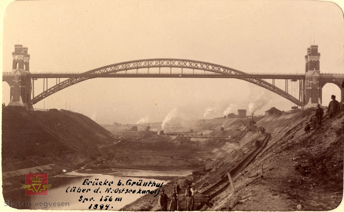 Tekst på bildet: "Brücke b. Grünthal (über d. N:Östseekanal) Spv. 156 m 1894". Spennvidde 156 meter. Høyde over vannivå er 42 meter. 
 Grünthal 08.05.1894.