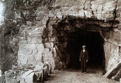 Mann ved tunnelinngangen Nedre i Vastadlierne i Sauda 1910-1