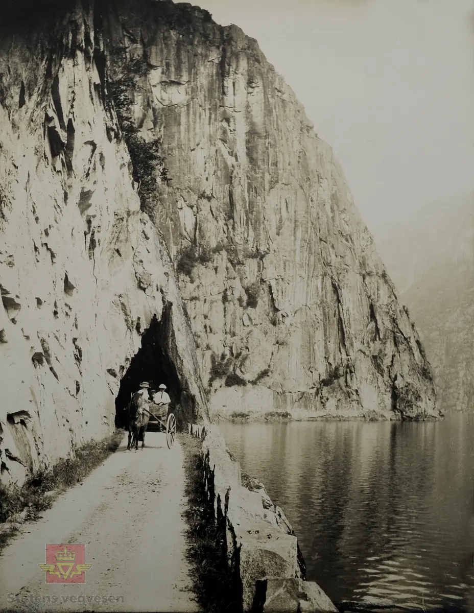 "Veianlæg".  "Vei langs Eidsfjordvand". Tunnel og stabbesteiner.