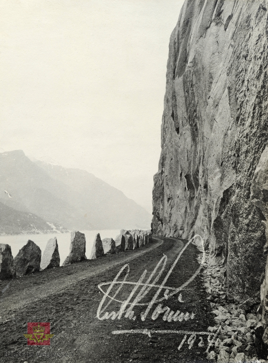 "Veianlæg". Veganlegg Tyssedal - Espe. Veg ved fjellside med stabbesteinsrekkverk. Tekst på bildet: "Sørum 1924".