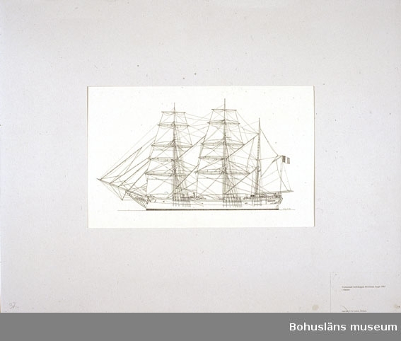Montering/ram: Passepartout av tunn grå kartong; 55 x 66 cm, Tremastade barkskeppet Persitant, byggd 1865 i Nantes.
Övrig historik se UM72.26.001.
