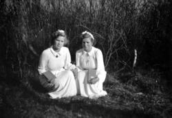 Konfirmantene Elna og Else Stenbakk fotografert i 1949.