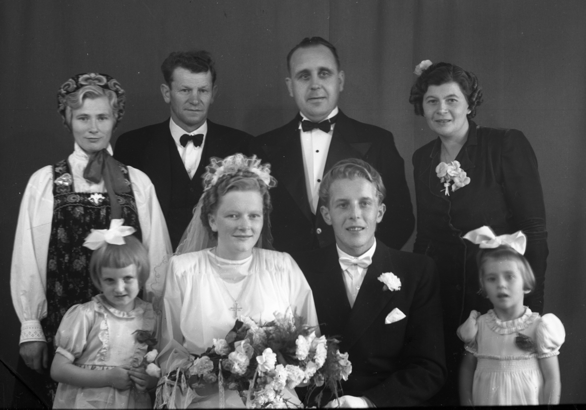 Brudebilde av Ragnhild Hoftun og Jan Stachnik med Margrethe Helmi Turkop på venstre side.
Bak frå v. Klara Svenkerud, Halgrim Turkop, de andre er sansynligvis Stachnik sin familie.