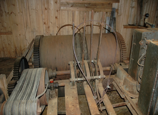 Det opprinnelige maskineriet med motor og vinsj står inntakt inne i heismaskinhuset fremdeles.