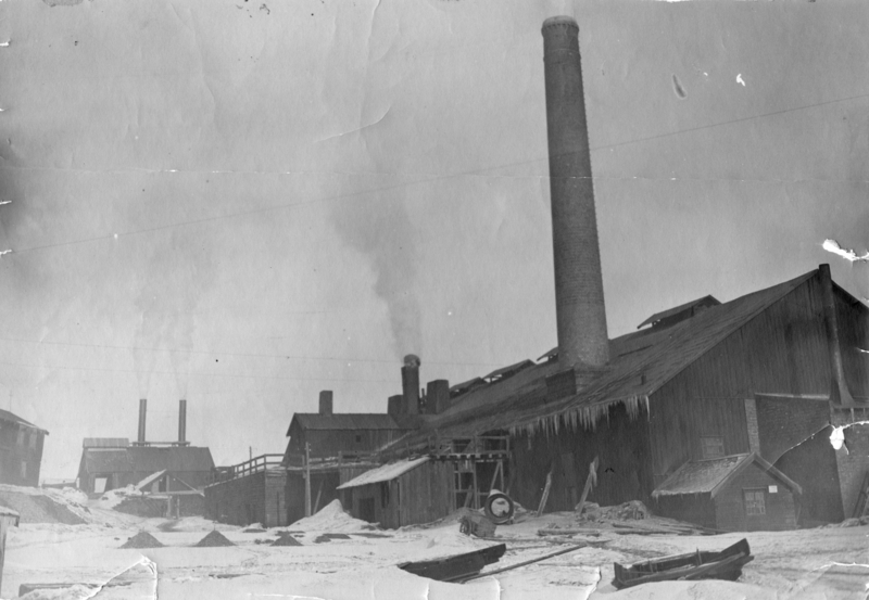 Smelthytta fotografert etter 1901. Dette året ble den 35 m høye pipa bygd. Foto: Rørosmuseet