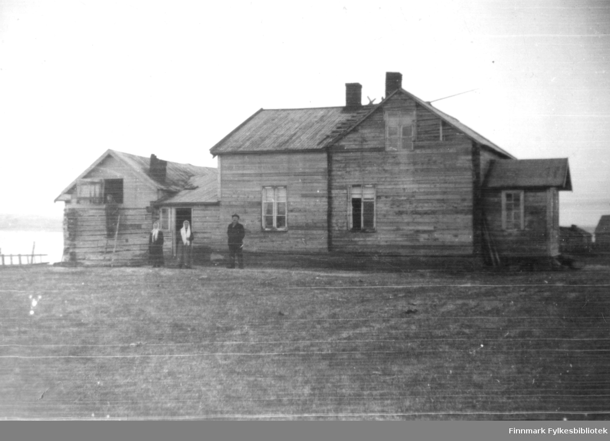 To kvinner og en mann utenfor huset av Idor Niska i Nyhamn. Bildet er tatt før krigen.