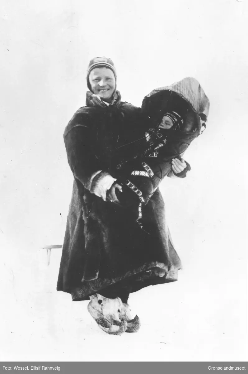 Marit Banne med datteren Inga i komse vinteren 1897.