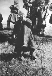Liten koftekledt gutt fra Sandnes fotografert på Klokkerjord