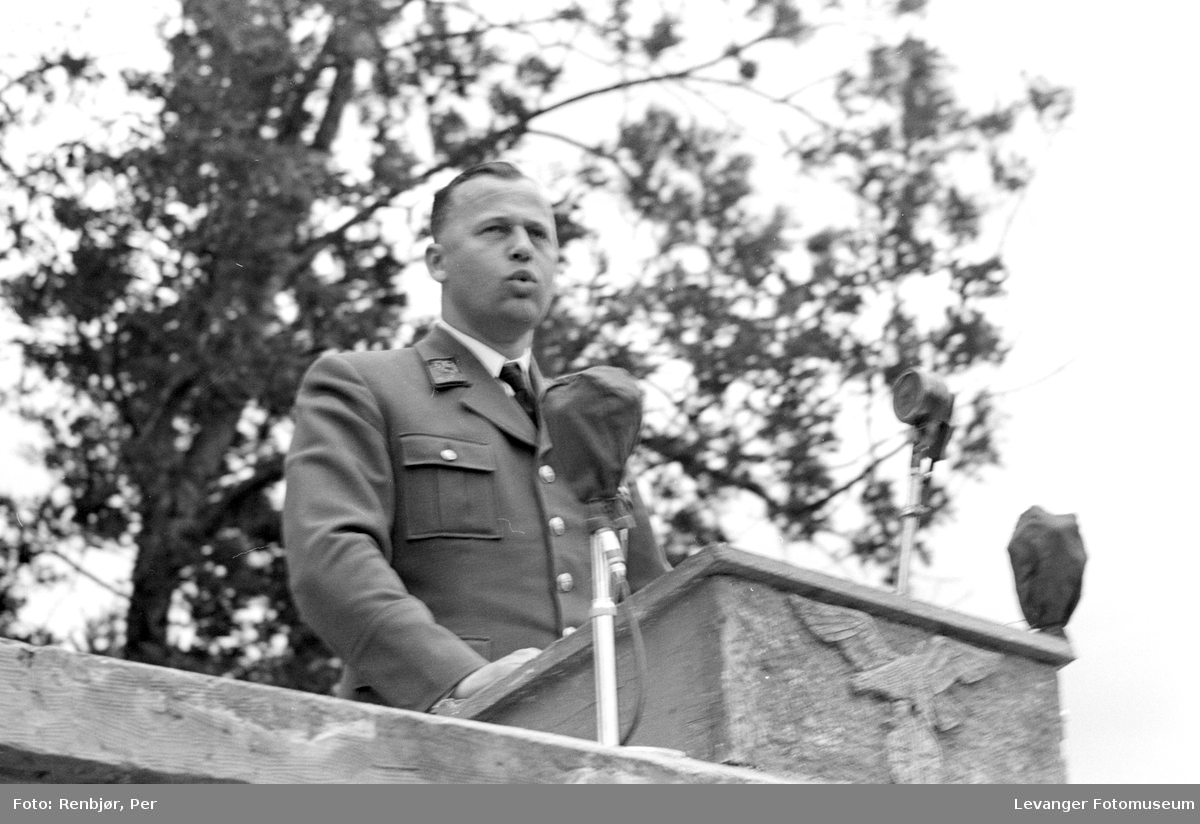 Fra Nasjonal Samlings stevne, riksmøte, på Stiklestad 1944. Tysk offiser holder tale.