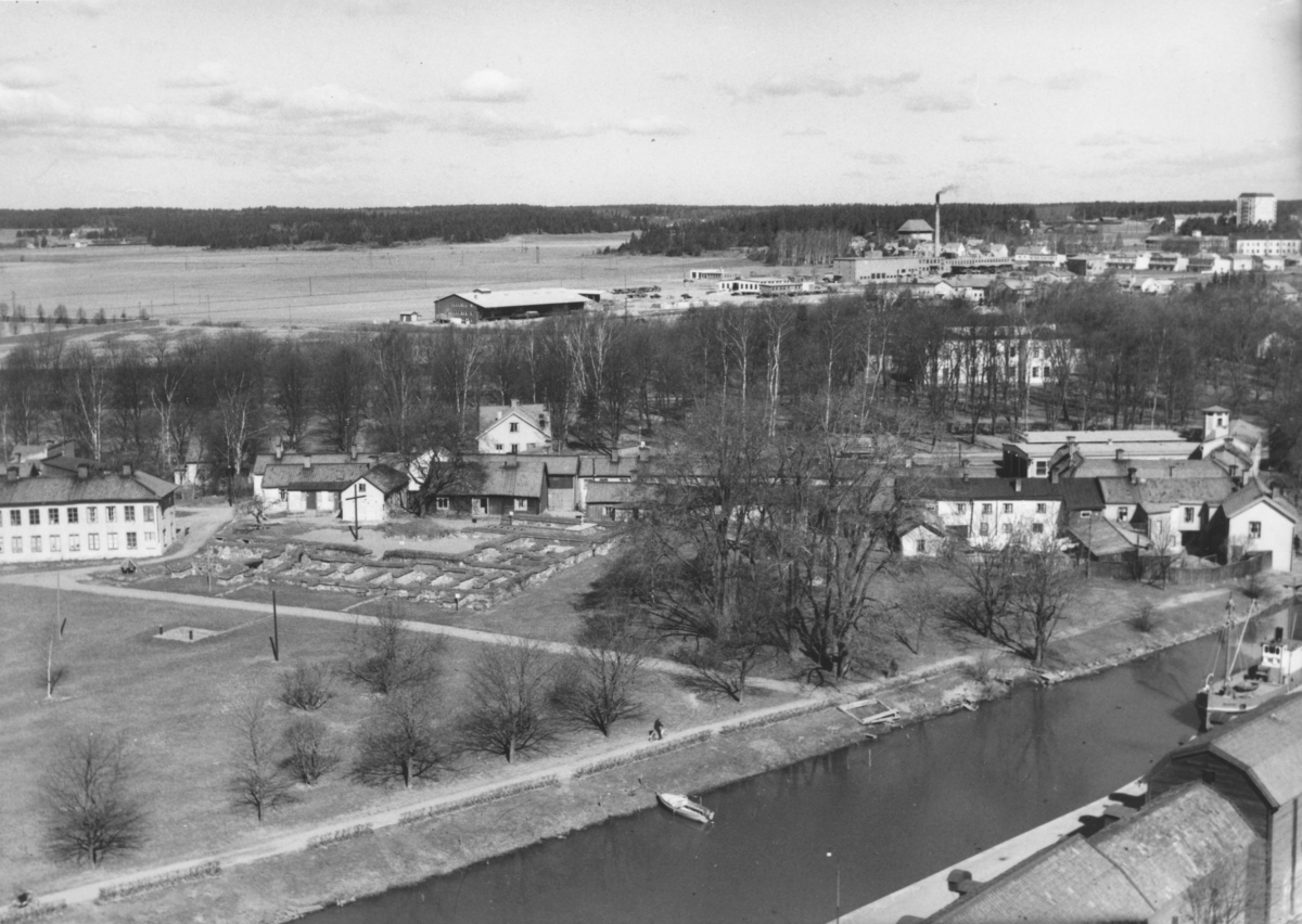 Enköping, panorama från silosbyggnadens takterass mot nordväst, i förgrunden hamnen och Munksundet