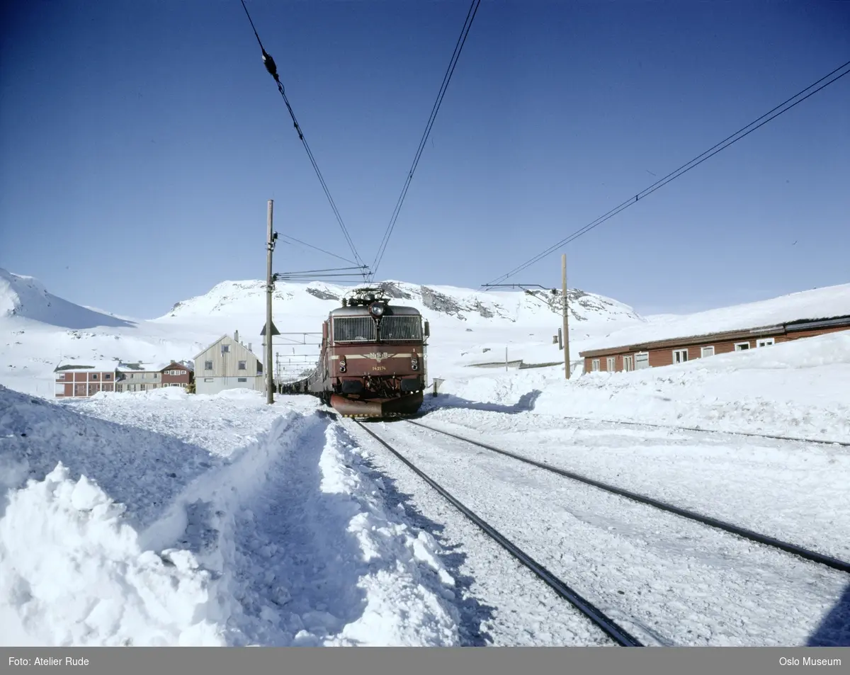 Finse jernbanestasjon, togsett, snø