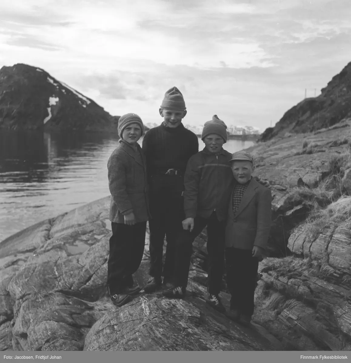 Fire gutter i fjæra i Rypefjord med den karakteristiske Rypklubben til venste i bakgrunnen. Guttene er fra venstre: Svein Arild Hansen, Ivar Jacobsen, Fred Davidsen og Tor Hansen.