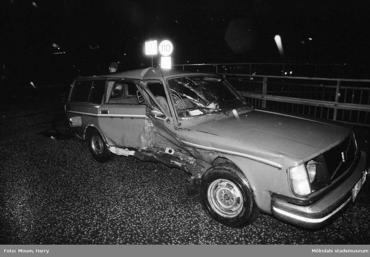 Bilolycka vid Ikeamotet i Kållered, år 1985.

För mer information om bilden se under tilläggsinformation.