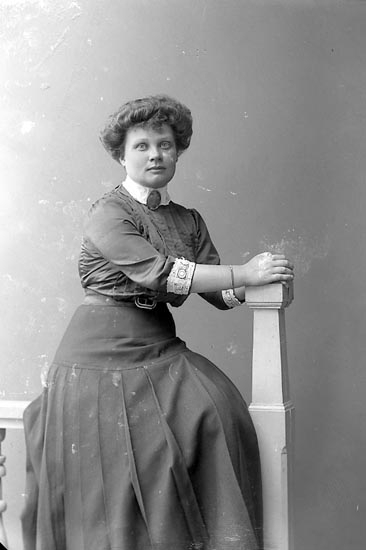 Enligt fotografens journal nr 2 1909-1915: "Håkansson Fru Alingsås (Ön)".