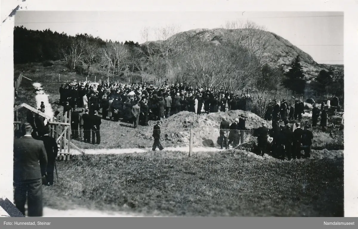 Begravelse etter Gåsværulykka 22. mai 1941. Jordfestelsen i fellesgrav. 8 stykker