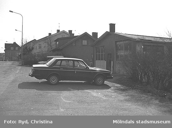Två parkerade bilar står utanför före detta Texaco bensinstation i Kållered år 1991. Den låg på Gamla Riksvägen 61, i korsningen mot Streteredsvägen 1984. Det var byggt som en bilverkstad "BilOlles" senare Kållereds Brandstation och Motorcykelföreningen.